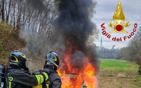 Tremendo rogo di un’auto domato dai Vigili del Fuoco vercellesi