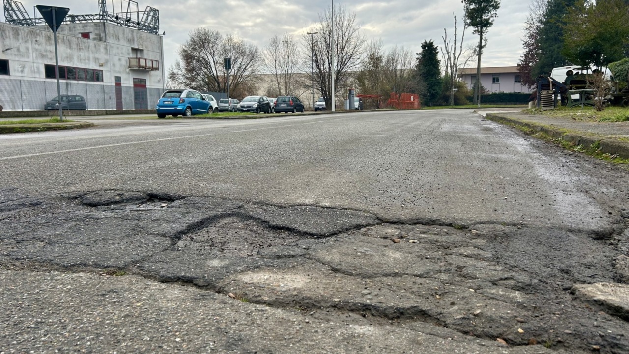 Vercelli, “ogni strada c’è una buca”: dopo la pioggia, l’asfalto si sgretola in via Sassone (e non solo)