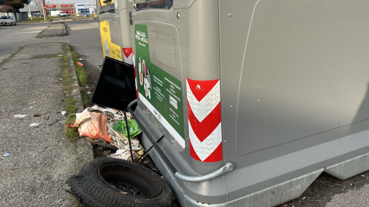 Rifiuti (abusivi), via Candido Sassone senza tregua: copertoni e perfino vecchie tv ai piedi dei bidoni