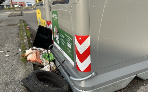 Rifiuti (abusivi), via Candido Sassone senza tregua: copertoni e perfino vecchie tv ai piedi dei bidoni