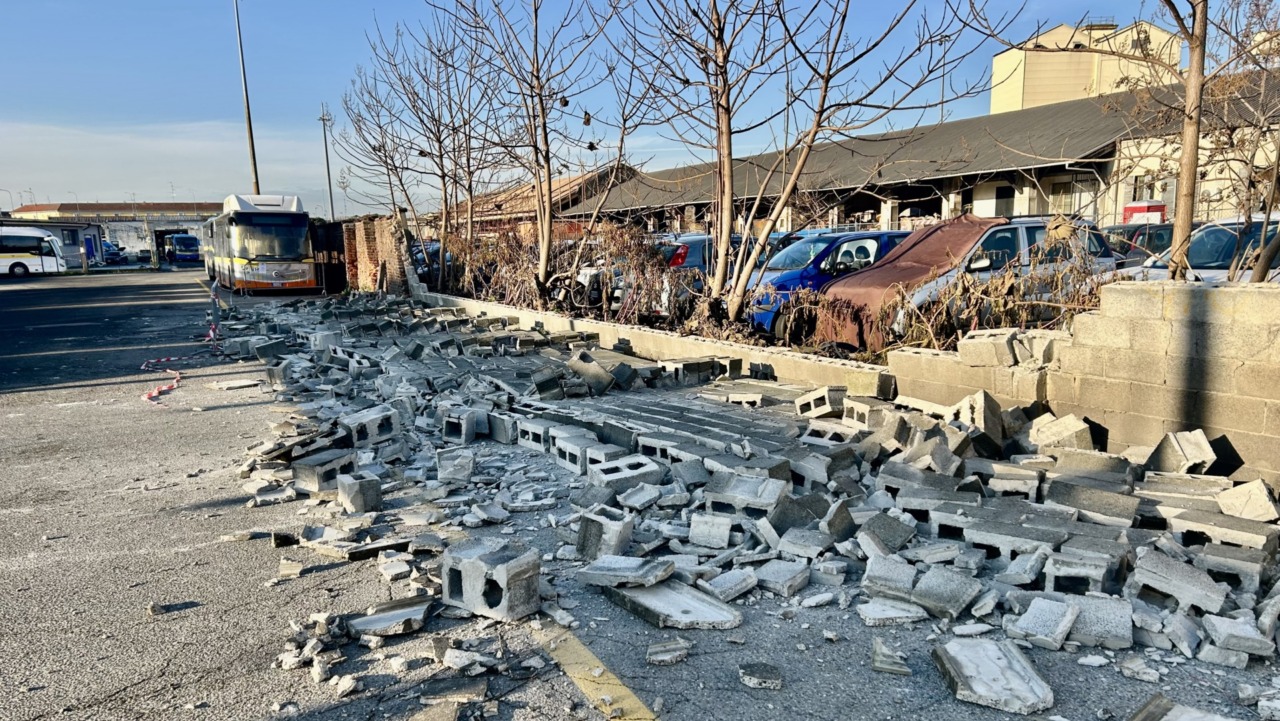 Muro crollato alla stazione autolinee, il VIDEO: “Alle 6 si è sentito un grosso tonfo”