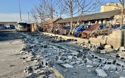 Muro crollato alla stazione autolinee, il VIDEO: “Alle 6 si è sentito un grosso tonfo”