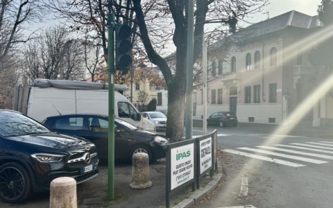 Disagi in città: semaforo pedonale spento in zona Parco Camana