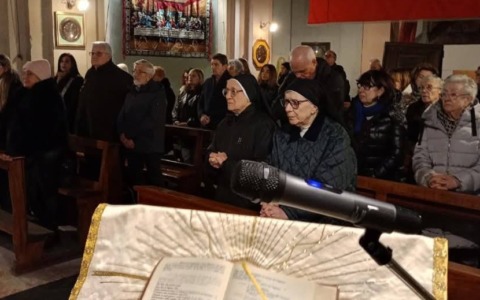 Chiesa dei poveri gremita per la messa dell’Immacolata Concezione organizzata dagli Ex Ciudin