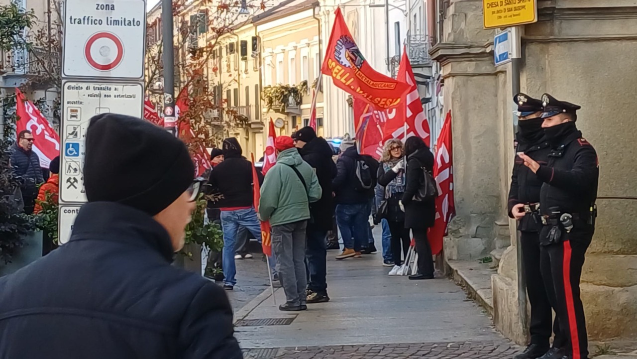 Mattinata di sciopero indetto dalla Cgil: il corteo di manifestanti per le vie  del centro