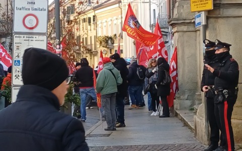 Mattinata di sciopero indetto dalla Cgil: il corteo di manifestanti per le vie  del centro