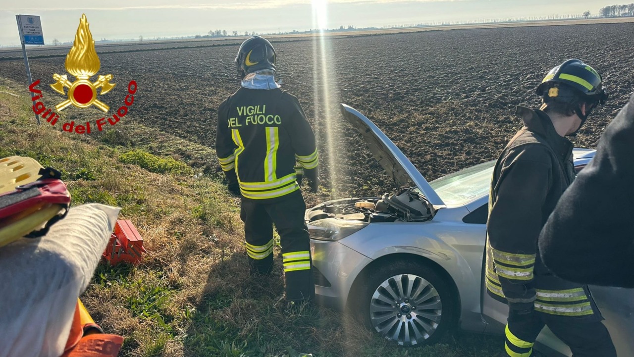Automobilista finisce fuori strada a Cascine Stra