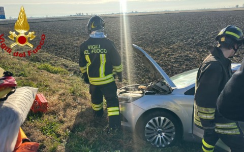 Automobilista finisce fuori strada a Cascine Stra