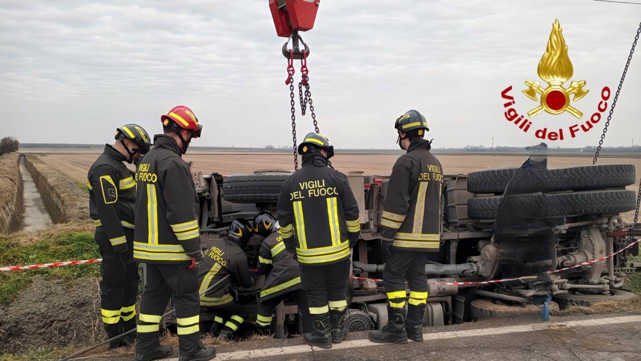 Mezzo pesante si ribalta in campagna: l’intervento con l’autogrù dei vigili del fuoco