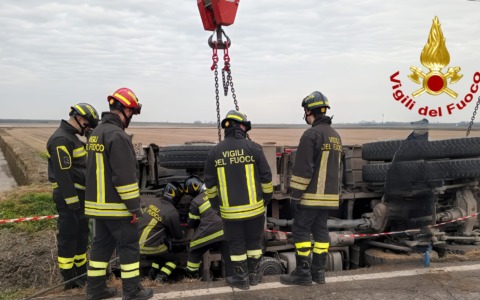 Mezzo pesante si ribalta in campagna: l’intervento con l’autogrù dei vigili del fuoco