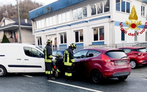Incidente in zona distributore: tre veicoli coinvolti