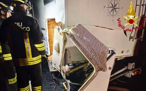 Auto urta un camper in autostrada: l’intervento di vigili del fuoco e sanitari