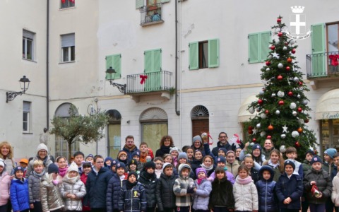 In piazza Palazzo Vecchio risplende l’#alberoditutti di Marazzato