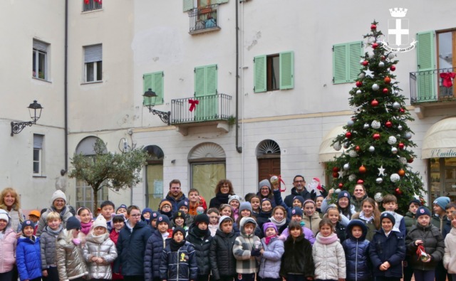 In piazza Palazzo Vecchio risplende l’#alberoditutti di Marazzato
