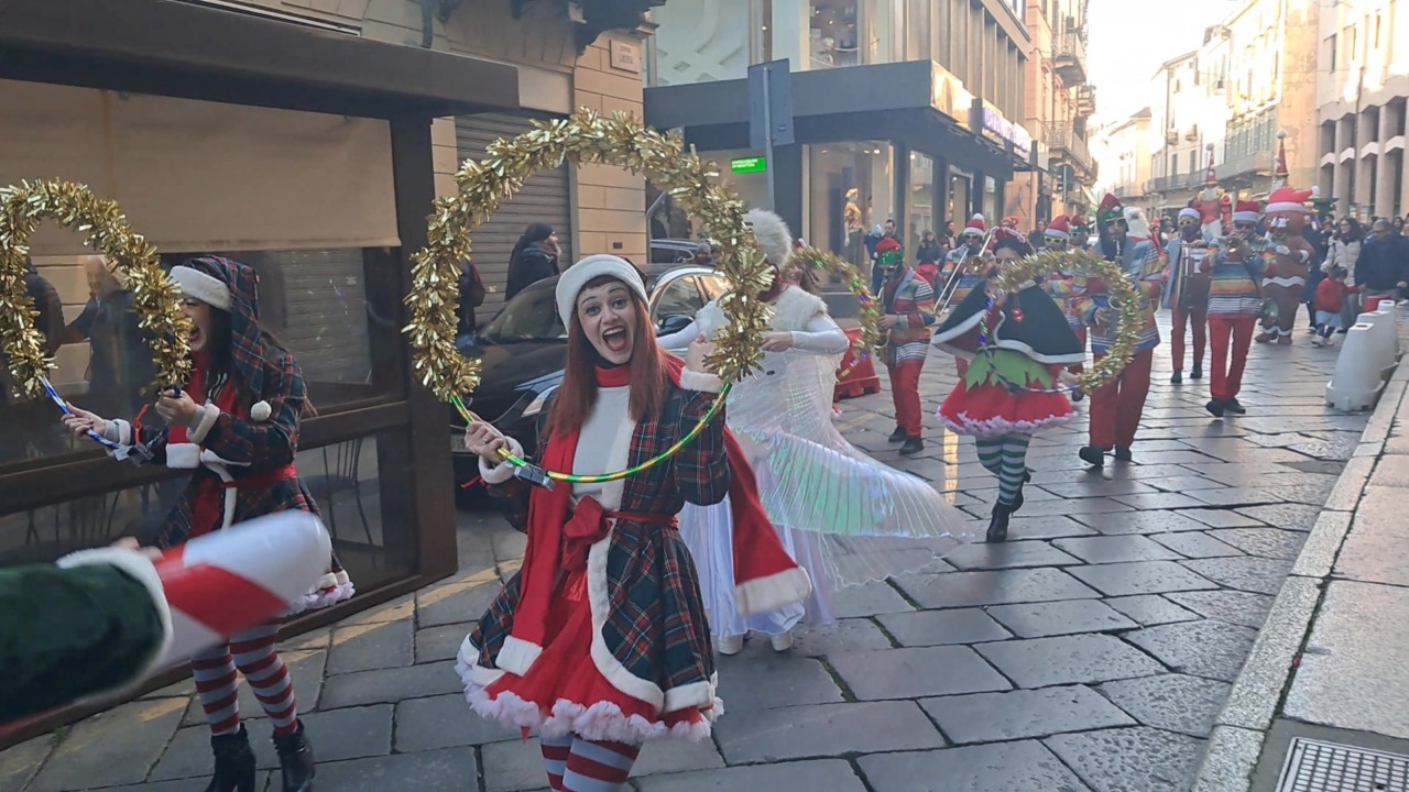 Parata di Natale: grandi e piccini deliziati dalla banda e dai figuranti