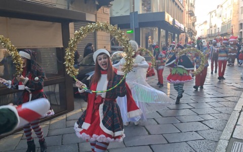 Parata di Natale: grandi e piccini deliziati dalla banda e dai figuranti