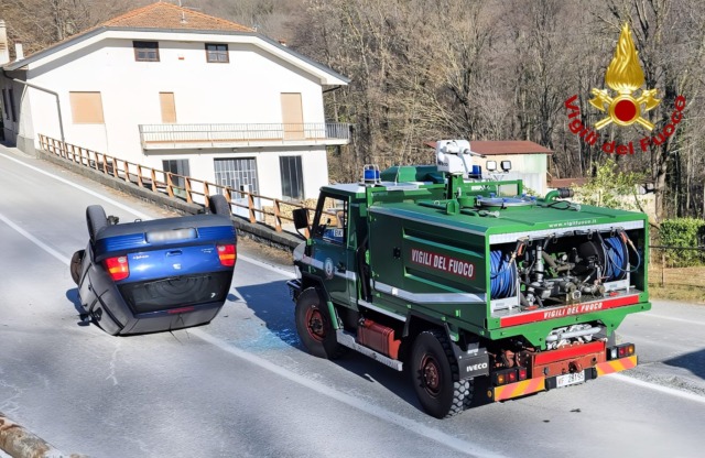 Auto si ribalta in incidente autonomo: soccorsi i due occupanti