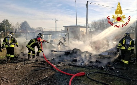 A fuoco una roulotte: accertamenti in corso sulle cause