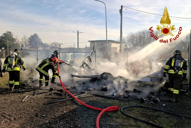 A fuoco una roulotte: accertamenti in corso sulle cause