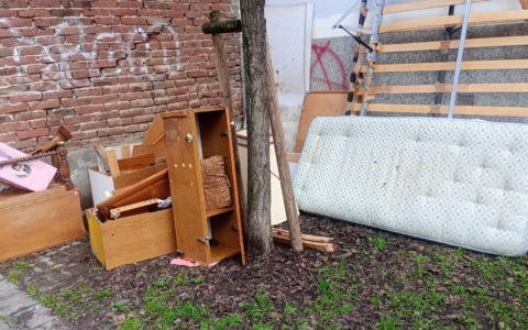 Via Felice Monaco: un letto e mobili nel solito angolo