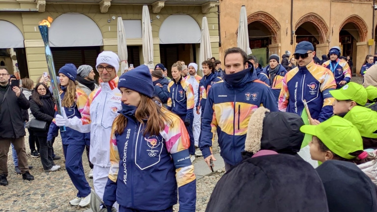 GALLERY – Entusiasmo pazzesco per l’arrivo della torcia olimpica a Vercelli! Tutte le foto