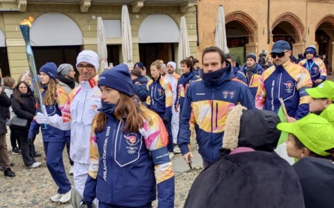 GALLERY – Entusiasmo pazzesco per l’arrivo della torcia olimpica a Vercelli! Tutte le foto