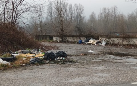 Appello da Trino: “Ripulite l’area della centrale nucleare. E’ uno schifo”