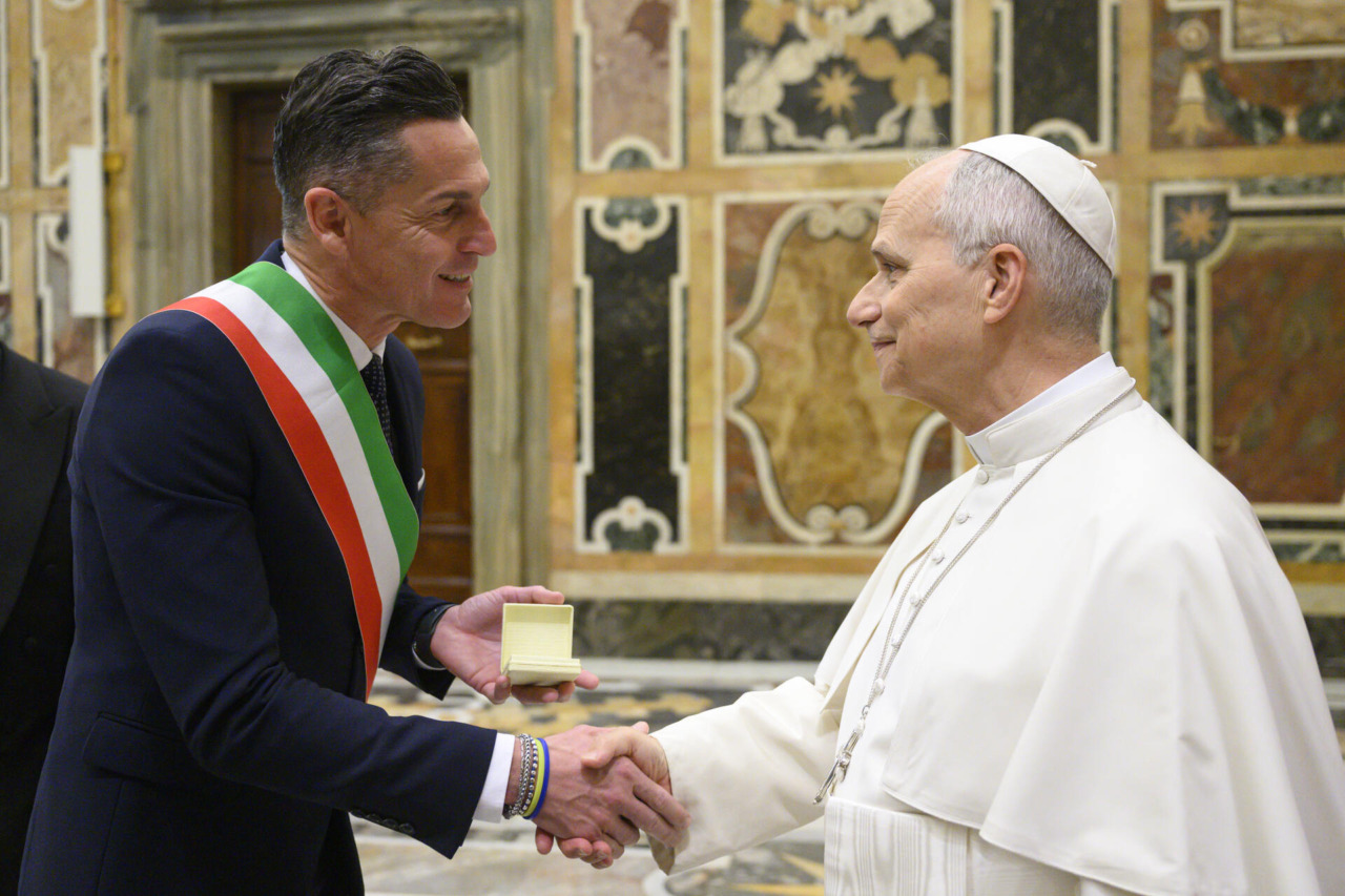 Il presidente della Provincia incontra Leone XIV e gli dona il rosone di S. Andrea