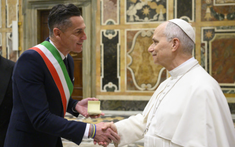 Il presidente della Provincia incontra Leone XIV e gli dona il rosone di S. Andrea
