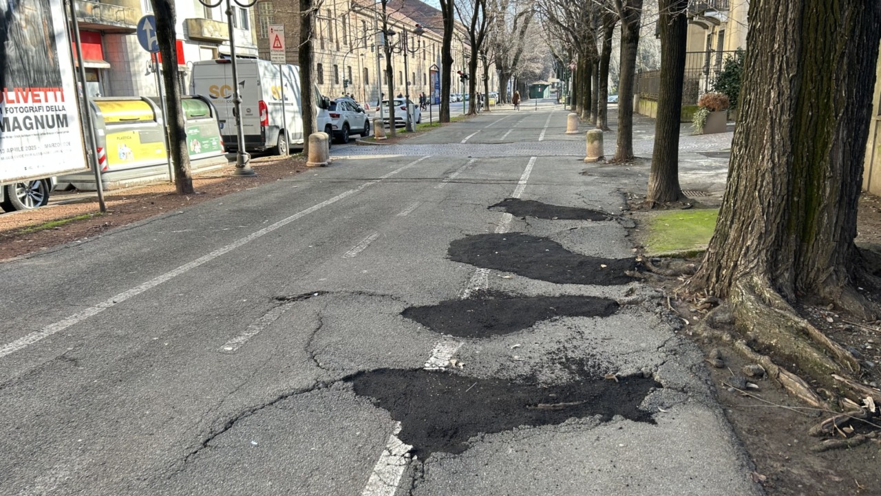 Dopo la segnalazione dei lettori di primavercelli.it, aggiustata la ciclabile di via XX Settembre