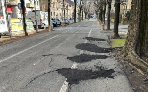 Dopo la segnalazione dei lettori di primavercelli.it, aggiustata la ciclabile di via XX Settembre