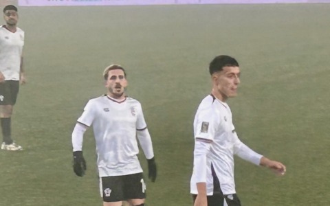 La zampata in mischia di Burruano nella nebbia e la Pro Vercelli torna a vincere: 1-0 alla Pro Patria