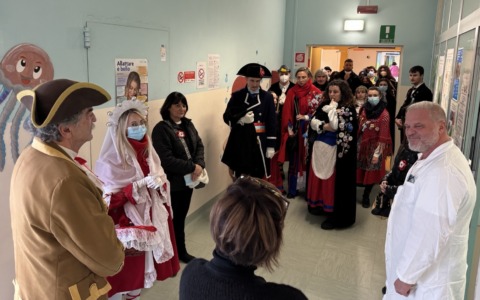 Bicciolano e Bela Majin in visita al reparto di pediatria dell’ospedale Sant’Andrea