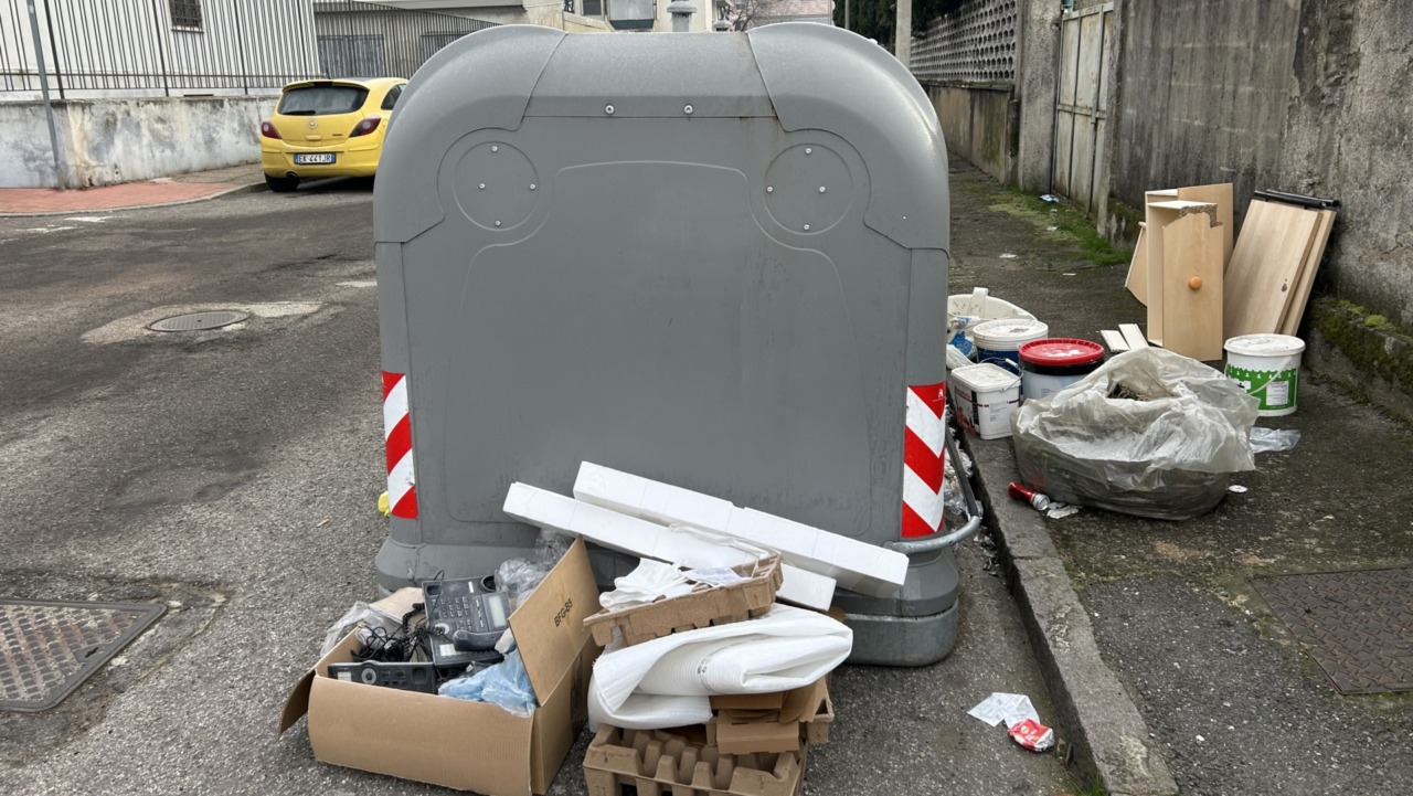 Smonta una soffitta e la riversa in strada: l’incivile di turno nel cuore del rione Cervetto