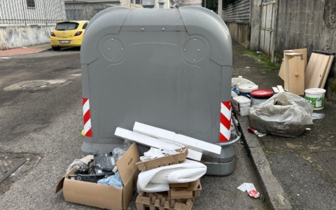 Smonta una soffitta e la riversa in strada: l’incivile di turno nel cuore del rione Cervetto