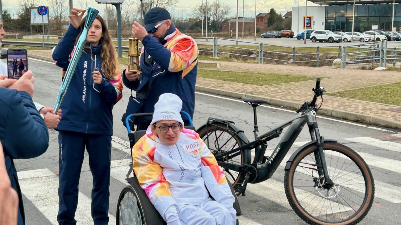Torcia olimpica a Vercelli: il video della partenza col primo tedoforo Matteo Sereno