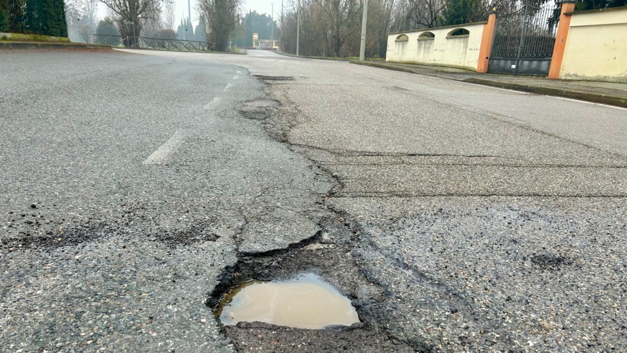 Ai Cappuccini si sprofonda  nelle buche: occhio alle sospensioni  tra le vie Ranghino e Nazario Sauro