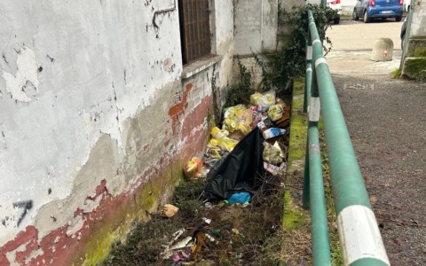 Se si tratta del parcheggione vale tutto? Rifiuti a tutto spiano nell’area dell’ex caserma Garrone