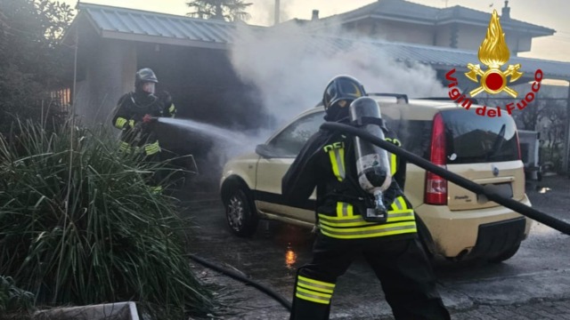 Automobile prende fuoco ad Alice Castello: l’intervento dei vigili del fuoco