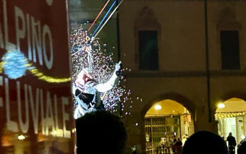 VIDEO & GALLERY – Che entusiasmo per la Befana scesa dalla Torre dell’Angelo: piazza Cavour gremita!