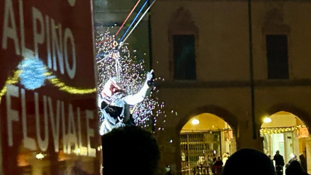 VIDEO & GALLERY – Che entusiasmo per la Befana scesa dalla Torre dell’Angelo: piazza Cavour gremita!