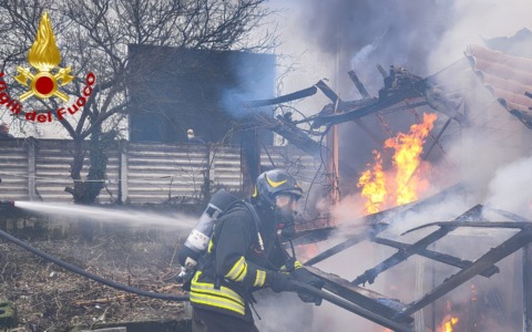 Incendio di un deposito a Palazzolo Vercellesese, l’intervento dei Vigili del Fuoco