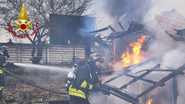 Incendio di un deposito a Palazzolo Vercellesese, l’intervento dei Vigili del Fuoco
