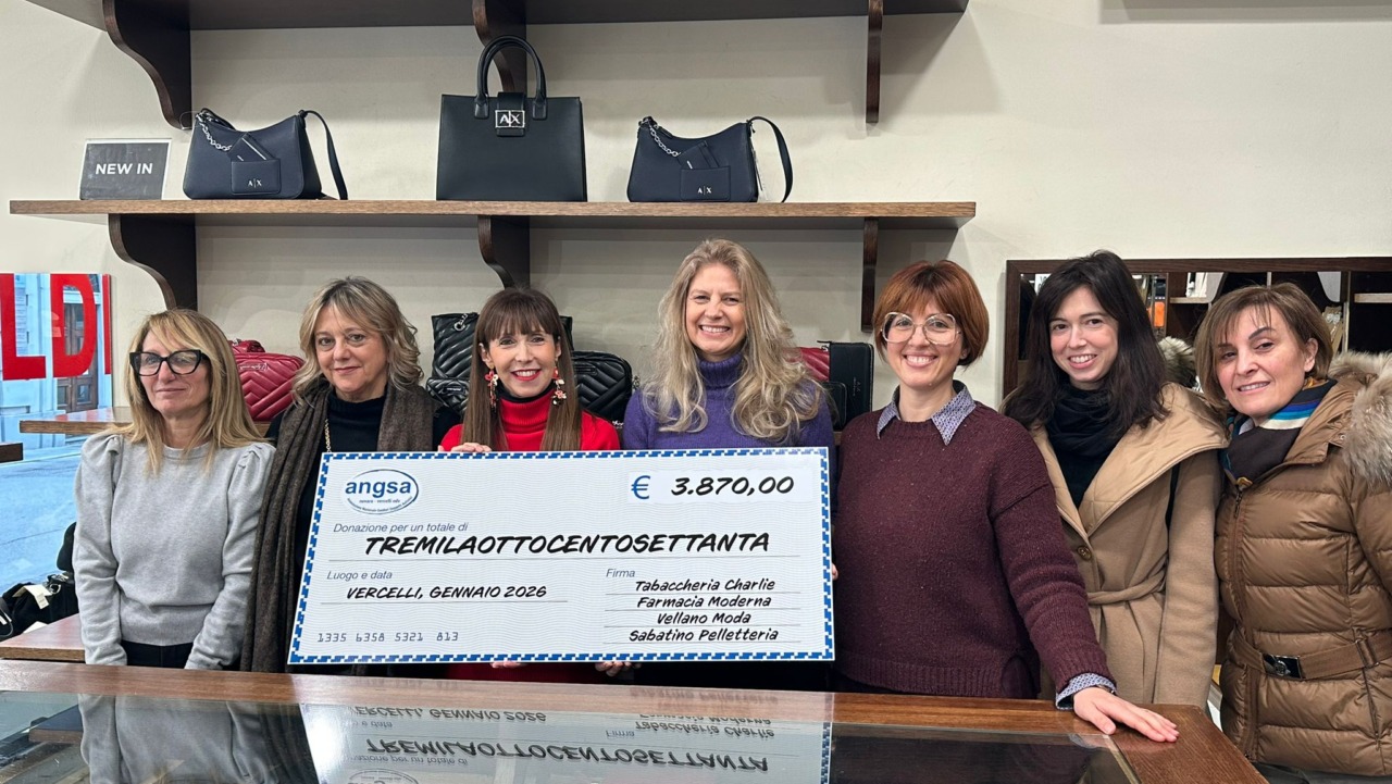 La vendita degli ombrelli colorati e solidali frutta 3870 euro: la somma devoluta ad Angsa