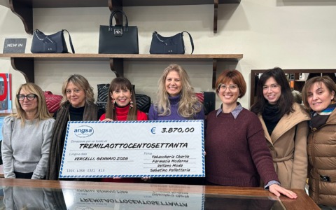 La vendita degli ombrelli colorati e solidali frutta 3870 euro: la somma devoluta ad Angsa