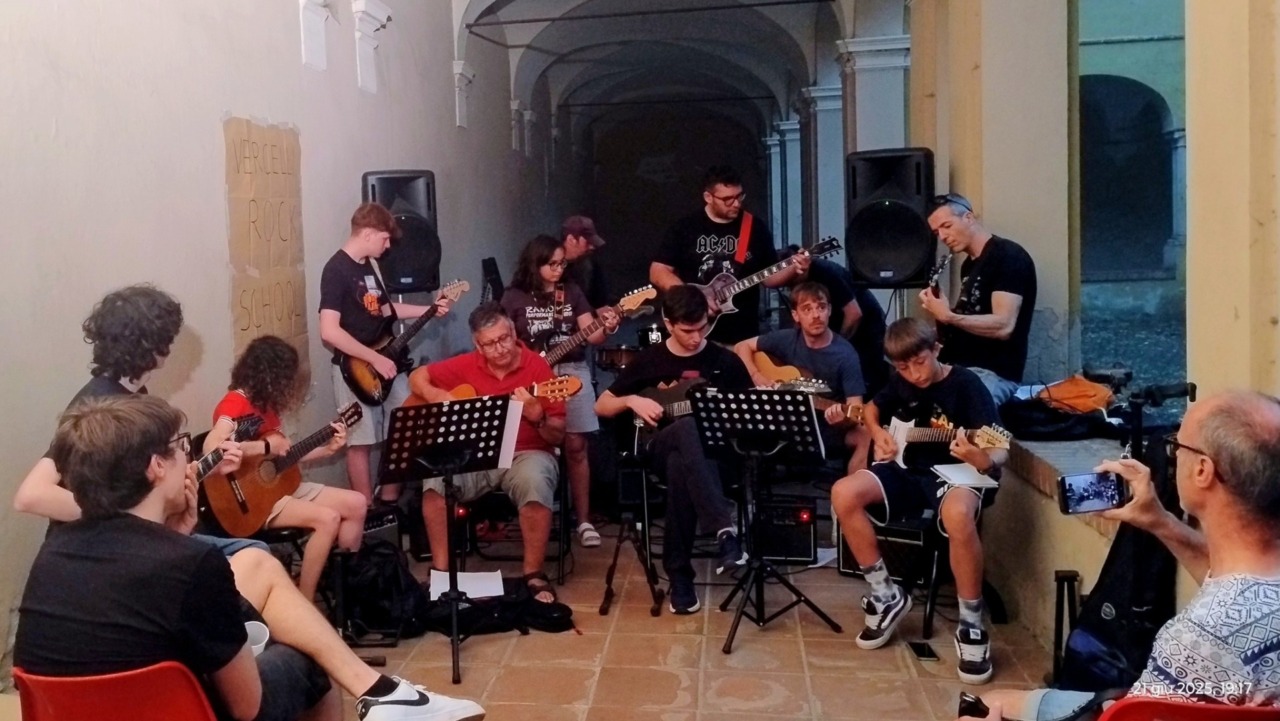 “Chitarra da zero”: il corso gratuito di Vercelli Rock School comincia mercoledì 14 gennaio