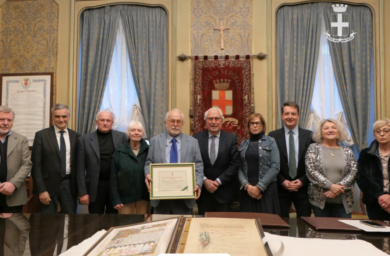 Prestigiosa donazione dell’ex procuratore Vitari alla Biblioteca comunale