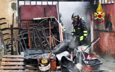 Incendio in un cascinale: ingenti danni