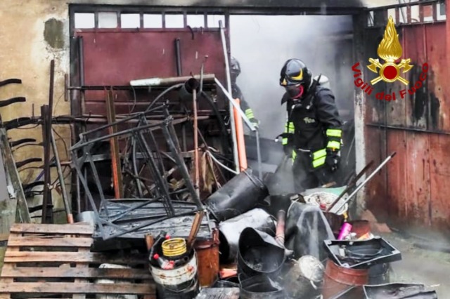 Incendio in un cascinale: ingenti danni