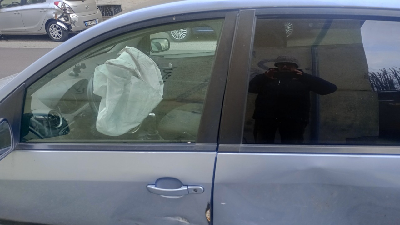 In via Marco Polo tra rifiuti e un’auto abbandonata con gli airbag esplosi